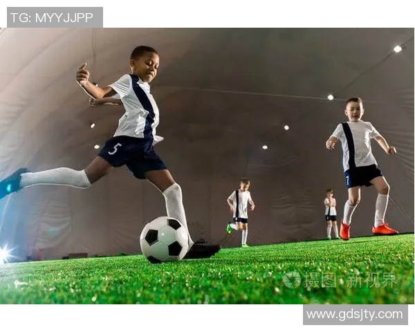 国内足球明星儿子成长记：从小球场到大舞台的奋斗与梦想